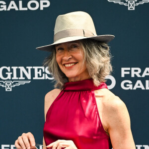 Mais ce n'est pas la seule star qui a fait sensation... 
Anne Brochet au photocall de la 174ème édition du Prix de Diane Longines à l'hippodrome de Chantilly, France, le 18 juin 2023. © Matthieu Mirville/Bestimage 