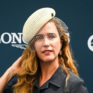 Un évènement hippique majeur durant lequel les célébrités ont sorti leurs belles tenues et leurs accessoires les plus stylés 
Vahina Giocante au photocall de la 174ème édition du Prix de Diane Longines à l'hippodrome de Chantilly, France, le 18 juin 2023. © Matthieu Mirville/Bestimage 