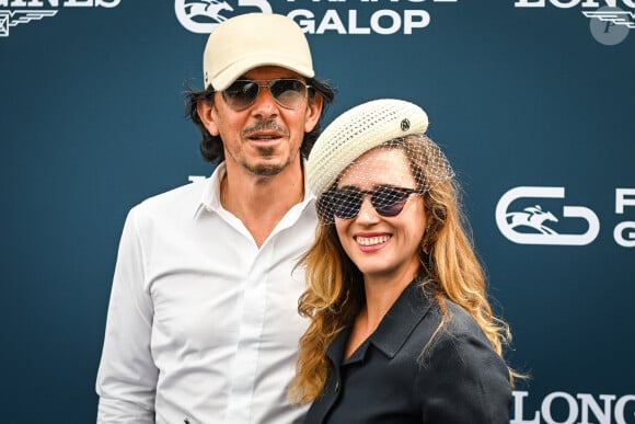 Comme Vahina Giocante qui a opté pour look so british aux côtés de son partenaire François Chopard 
Vahina Giocante et son compagnon François Chopard au photocall de la 174ème édition du Prix de Diane Longines à l'hippodrome de Chantilly, France, le 18 juin 2023. © Matthieu Mirville/Bestimage 