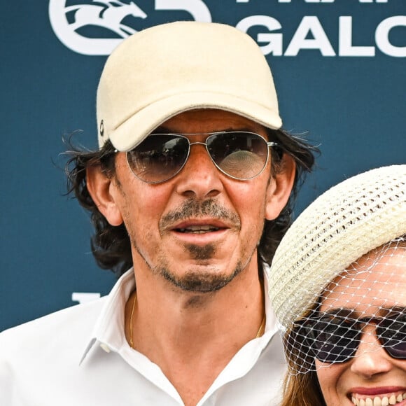 Comme Vahina Giocante qui a opté pour look so british aux côtés de son partenaire François Chopard 
Vahina Giocante et son compagnon François Chopard au photocall de la 174ème édition du Prix de Diane Longines à l'hippodrome de Chantilly, France, le 18 juin 2023. © Matthieu Mirville/Bestimage 