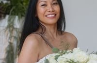 Anggun en robe très courte crochetée et épaules dénudées, aussi belle qu'une fleur !