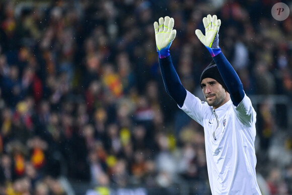 "Il faut avoir beaucoup de patience", a notamment déclaré sa femme.
PSG : Sergio Rico dans un état préoccupant après un accident de cheval en Espagne - Echauffement - Sergio Rico ( 16 - PSG ) - Match de Ligue 1 Uber Eats "Lens contre le PSG" (3-1) au Stade Bollaert-Delelis à Lens le 1er janvier 2023.