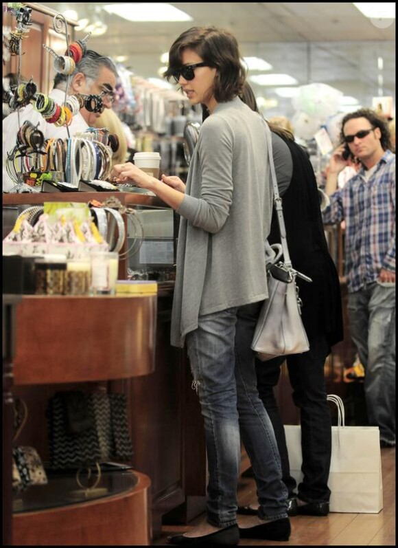 Jessica Alba à Los Angeles le 1/03/10 en pleine séance shopping