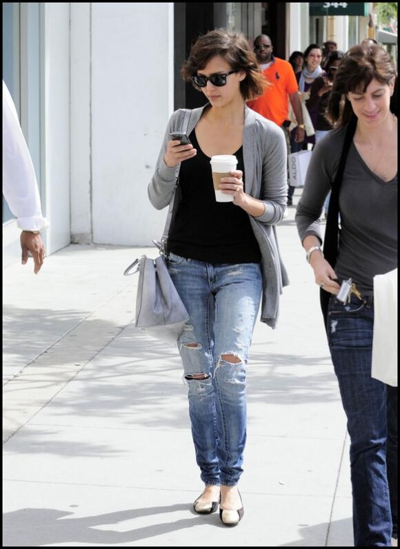 Jessica Alba à Los Angeles le 1/03/10 en pleine séance shopping
