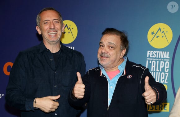 Gad Elmaleh, Didier Bourdon pour le film Alibi. Com 2 au photocall de la cérémonie d'ouverture du 26ème festival international du film de comédie de l'Alpe d'Huez le 16 janvier 2023. © Dominique Jacovides / Bestimage 