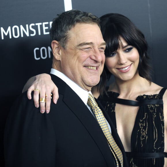 John Goodman et Mary Elizabeth Winstead à la première du film "10 Cloverfield Lane" à New York le 8 mars 2016.