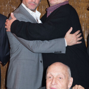Jean Dujardin et Harry Ettlinger (le héros de l'histoire vraie qui a insipré le film) et John Goodman lors du photocall du film "Monuments Men" à l'hôtel Bristol à Paris le 12 février 2004. 