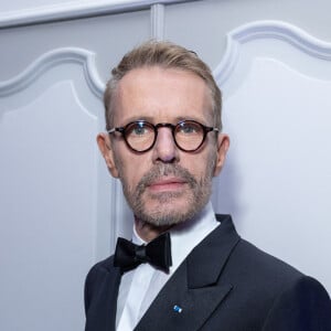 À l'entrée, un séquoia géant et une chute d'eau, ce sont eux qui ont tout de suite séduit l'acteur à s'offrir cette maison. 
Exclusif - Lambert Wilson - Dîner de l'association AEM (Un Avenir pour les Enfants du Monde), au profit des enfants du Rwanda par Babeth Djian au pavillon Ledoyen à Paris. Le 23 mars 2023 © Olivier Borde-Bertrand Rindoff Petroff / Bestimage