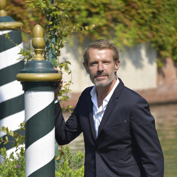 Et le comédien a ouvert les portes de son petit paradis en Bourgogne à Point de Vue ce mardi 20 juin.
Lambert Wilson - Arrivées au Lido lors de la 77e édition du Festival international du film de Venise, la Mostra. Le 6 septembre 2020.