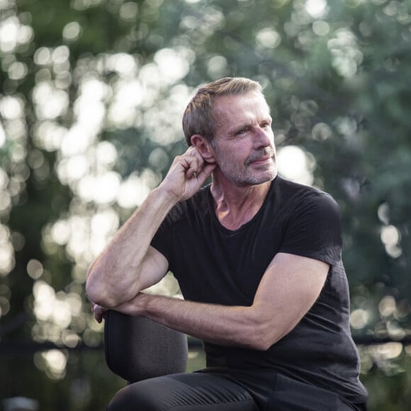 Lambert Wilson fait partie de ces personnalités qui ont choisi de quitter Paris pour le calme de la campagne.
Lambert Wilson sur scène pour le concert piano-chant "Broadway" lors de la première édition du Festival de Toulouse. © Frédéric Maligne / Bestimage