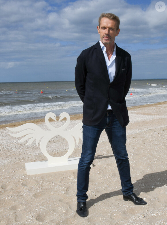 Lambert Wilson - Photocall sur la plage lors de la 34ème édition du festival de Cabourg, journées romantiques le 29 juin 2020. © Coadic Guirec / Bestimage