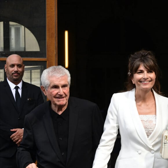 Claude Lelouch et son épouse Valérie Perrin - Mariage de Claude Lelouch à la mairie du 18ème à Paris. ©Agence / Bestimage