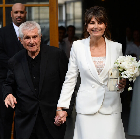 Et elle était superbe à la mairie. Après la cérémonie, elle s'est changée pour la fête
Claude Lelouch et son épouse Valérie Perrin - Mariage de Claude Lelouch à la mairie du 18ème à Paris. ©Agence / Bestimage