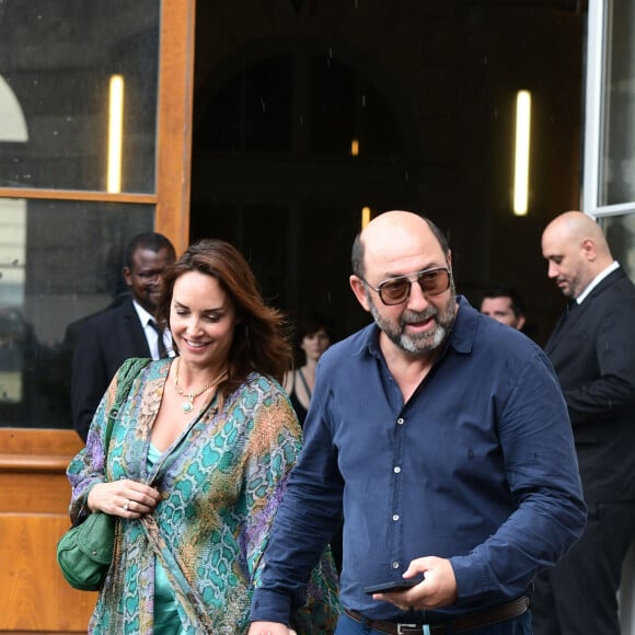 Kad Merad et Julia Vignali - Mariage de Claude Lelouch à la mairie du 18ème à Paris. Le 17 juin 2023. ©Agence / Bestimage