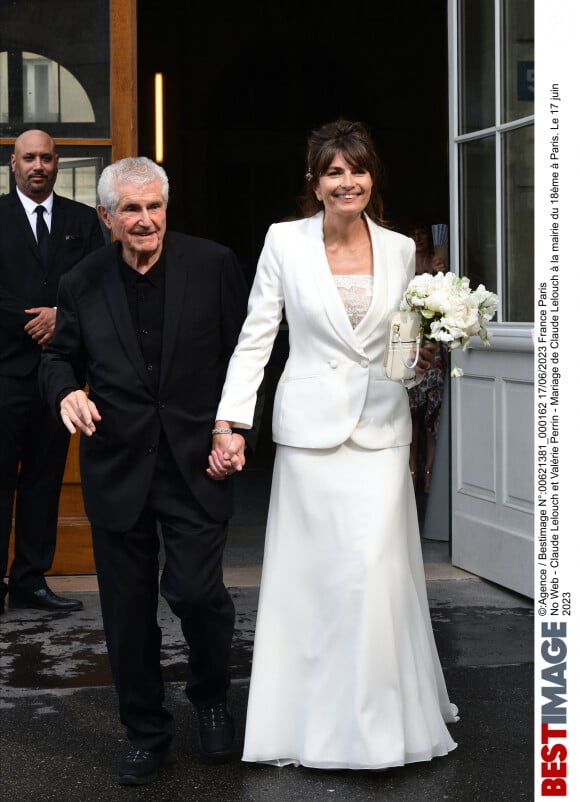 Une véritable comédie romantique, pour le réalisateur et l'écrivaine, qui avait une robe très spéciale
Claude Lelouch et son épouse Valérie Perrin - Mariage de Claude Lelouch à la mairie du 18ème à Paris. ©Agence / Bestimage