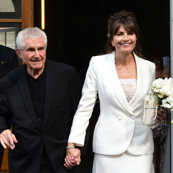 Une véritable comédie romantique, pour le réalisateur et l'écrivaine, qui avait une robe très spéciale
Claude Lelouch et son épouse Valérie Perrin - Mariage de Claude Lelouch à la mairie du 18ème à Paris. ©Agence / Bestimage
