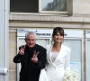 En effet, elle avait fait réarranger une veste de smoking et une jupe en robe
Claude Lelouch et Valérie Perrin - Mariage de Claude Lelouch à la mairie du 18ème à Paris. Le 17 juin 2023. ©Agence / Bestimage