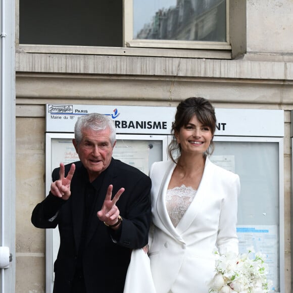 En effet, elle avait fait réarranger une veste de smoking et une jupe en robe
Claude Lelouch et Valérie Perrin - Mariage de Claude Lelouch à la mairie du 18ème à Paris. Le 17 juin 2023. ©Agence / Bestimage