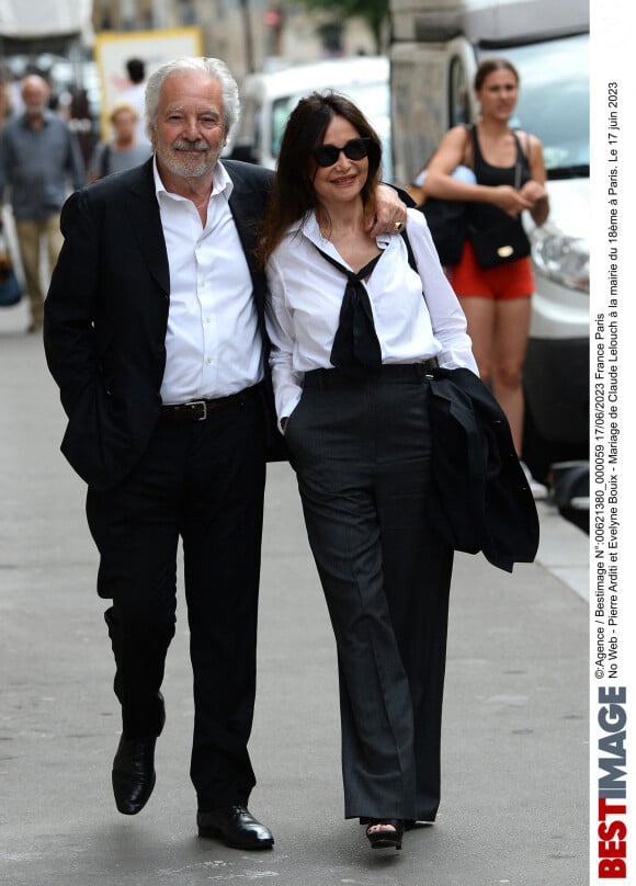 Parmi les invités, Evelyne Bouix, qui a eu une fille avec Claude Lelouch, et son mari Pierre Arditi
Pierre Arditi - Mariage de Claude Lelouch à la mairie du 18ème à Paris. Le 17 juin 2023. ©Agence / Bestimage