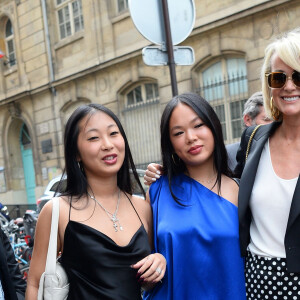 Mais égalemet Laeticia Hallyday et ses filles
Laeticia Hallyday avec ses filles Jade et Joy - Mariage de Claude Lelouch à la mairie du 18ème à Paris. Le 17 juin 2023. ©Agence / Bestimage