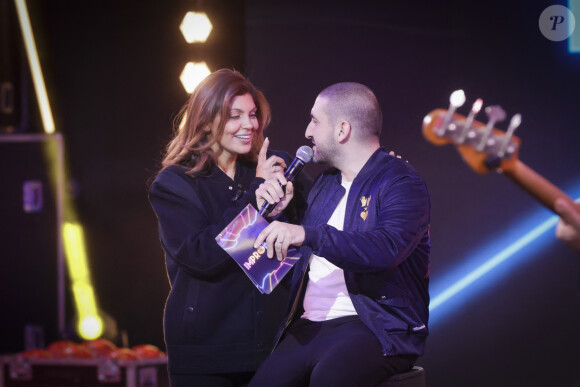 Place à la musique et au rire sur Canal + dans la nouvelle émission "Improbox" !
Exclusif - Nawell Madani, Ibrahim Maalouf - Enregistrement de l'émission "Improbox", présentée par I.Maalouf et diffusée le 24 juin à 19h30 sur Canal+ © Jack Tribeca / Bestimage IMPROBOX 5 émissions de 30 minutes Produites par Électron Libre Productions et Mister Ibé Sur une idée originale d'I.Maalouf Deux émissions à la suite à 19H00 les samedis 24 juin, 1er et 8 juillet EN CLAIR sur CANAL+ et disponible sur myCANAL Le musicien I.Maalouf présente en exclusivité et à l'occasion de la fête de la musique, un concept d'émission musicale inédit, accueillant tour à tour 5 invités exceptionnels pour une expérience rare ! Entouré de musiciens talentueux et d'un public inédit muni lui­ aussi d'instruments de musique, I.Maalouf, qui pour l'occasion devient présentateur, invite les 5 personnalités à relever un défi musical unique : apprendre à jouer d'un instrument et créer une composition avec, et ce pour la première fois de leur vie. Le tout en représentant une association de leur choix à qui ils reversent les droits de leur création. Dans un décor unique, les invités participent à une succession de jeux afin d'amorcer leur entraînement et bénéficient d'un coaching de haut niveau, puis vivent l'expérience de la création en instantané ! En fin d'émission, c'est tout le public d'IMPROBOX qui participe au live interprété par l'invité, Ibrahim et tous les musiciens présents.