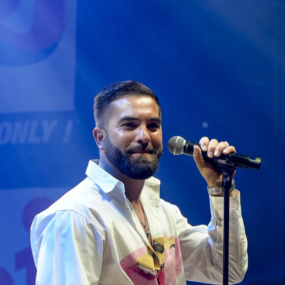 Le chanteur Kendji Girac sur la scène du Rugby Music Live devant 8000 spectateurs qui ont fait un don pour 3 associations : MBM (Manifestation de Bienveillance pour enfants Malade), les Zèbres (Moments de réconfort pour les enfants hospitalisés) et la fondation OVE ((enfants orphelins et démunis) à Lyon, le 13/05/2023. © Sandrine Thesillat / Panoramic / Bestimage