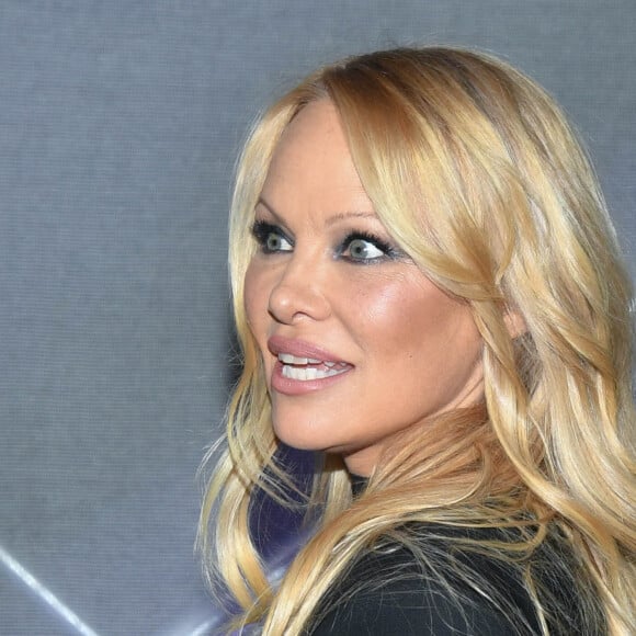 Pamela Anderson au photocall de la soirée "Mugler H&M" à New York, le 19 avril 2023.