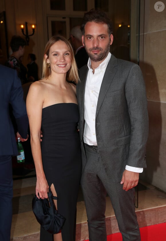 La magnifique Ana Girardot a joué un beau rôle, accompagnée par son mari
Ana Girardot (Présidente de la soirée) et son mari Oscar Louveau - Soirée de Gala "Enfance Majuscule" au profit de l'enfance maltraitée à la Salle Gaveau à Paris © Bertrand Rindoff / Bestimage