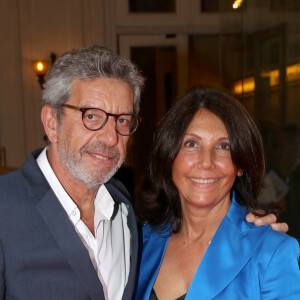 Tout comme Michel Cymes, le médecin star, venu avec son épouse Nathalie
Michel Cymes (Parrain de l'Enfance Majuscule) et sa femme Nathalie - Soirée de Gala "Enfance Majuscule" au profit de l'enfance maltraitée à la Salle Gaveau à Paris le 19 Juin 2023. © Bertrand Rindoff / Bestimage