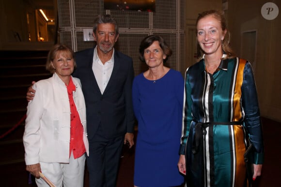 Patricia Chalon (Presidente de l'Enfance Majuscule), Michel Cymes (Parrain de l'Enfance Majuscule), Agnès Firmin-Le Bodo (Ministre déléguée chargée des Professions de santé auprès du ministre de la Santé) et Charlotte Caubel (Secrétaire d'État chargée de l'Enfance) - Soirée de Gala "Enfance Majuscule" au profit de l'enfance maltraitée à la Salle Gaveau à Paris le 19 Juin 2023. © Bertrand Rindoff / Bestimage