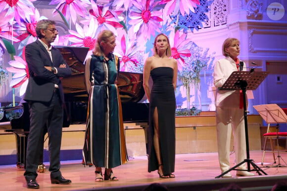 Michel Cymes (Parrain de l'Enfance Majuscule), Charlotte Caubel (Secrétaire d'État chargée de l'Enfance), Ana Girardot (Présidente de la soirée) et Patricia Chalon (Presidente de l'Enfance Majuscule) - Soirée de Gala "Enfance Majuscule" au profit de l'enfance maltraitée à la Salle Gaveau à Paris le 19 Juin 2023. © Bertrand Rindoff / Bestimage