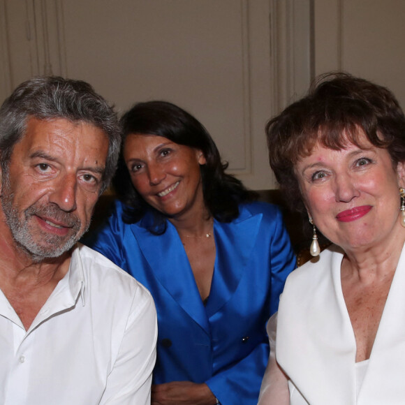Michel Cymes (Parrain de l'Enfance Majuscule), sa femme Nathalie et Roselyne Bachelot-Narquin - Soirée de Gala "Enfance Majuscule" au profit de l'enfance maltraitée à la Salle Gaveau à Paris le 19 Juin 2023. © Bertrand Rindoff / Bestimage