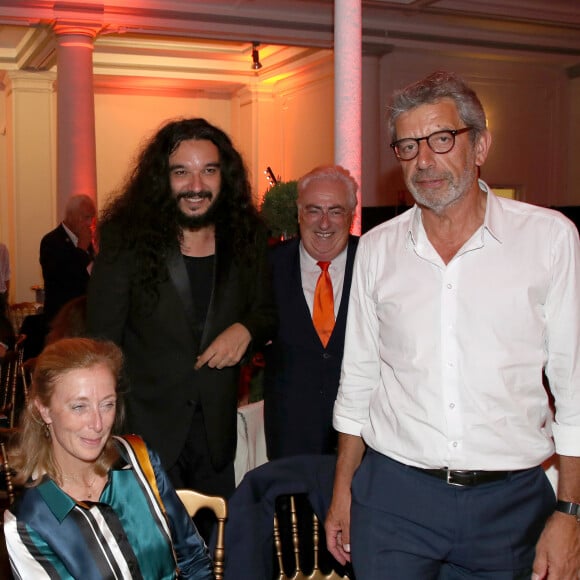 Charlotte Caubel (Secrétaire d'État chargée de l'Enfance), le violoniste Nemanja Radulovic, Jean-Michel Aubrun et Michel Cymes (Parrain de l'Enfance Majuscule) - Soirée de Gala "Enfance Majuscule" au profit de l'enfance maltraitée à la Salle Gaveau à Paris le 19 Juin 2023. © Bertrand Rindoff / Bestimage