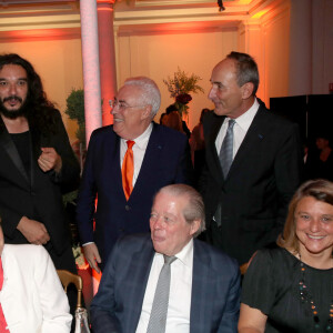 Michel Cymes (Parrain de l'Enfance Majuscule), Patricia Chalon (Presidente de l'Enfance Majuscule), le prince Michel d'Orléans, Guest, le violoniste Nemanja Radulovic et les organisateurs de la soirée Jean-Michel Aubrun et Hervé Michel Dansac - Soirée de Gala "Enfance Majuscule" au profit de l'enfance maltraitée à la Salle Gaveau à Paris le 19 Juin 2023. © Bertrand Rindoff / Bestimage