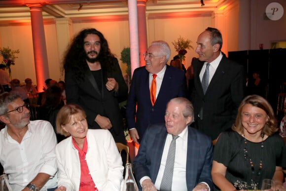 Michel Cymes (Parrain de l'Enfance Majuscule), Patricia Chalon (Presidente de l'Enfance Majuscule), le prince Michel d'Orléans, Guest, le violoniste Nemanja Radulovic et les organisateurs de la soirée Jean-Michel Aubrun et Hervé Michel Dansac - Soirée de Gala "Enfance Majuscule" au profit de l'enfance maltraitée à la Salle Gaveau à Paris le 19 Juin 2023. © Bertrand Rindoff / Bestimage