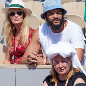 Joakim Noah, Isabelle Camus et Joalukas Noah en tribunes lors des Internationaux de France de tennis de Roland Garros 2023 à Paris, France, le 1er juin 2023. © Jacovides-Moreau/Bestimage