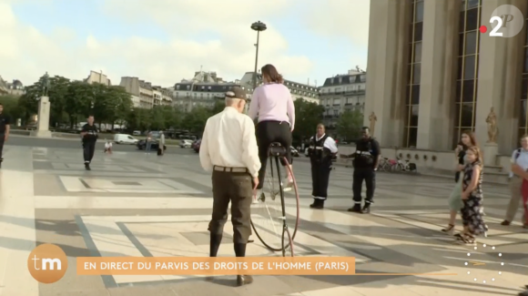 La chroniqueuse de "Télématin" Julie Poirier frôle l'accident en direct en essayant un grand bi. France 2