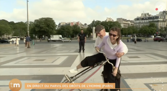 La chroniqueuse de "Télématin" Julie Poirier frôle l'accident en direct en essayant un grand bi. France 2