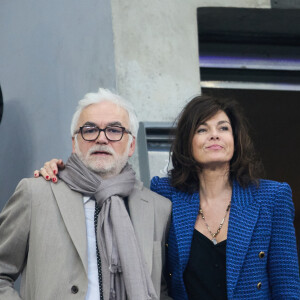 Pascal Praud et sa compagne Catherine dans les tribunes du match de football de la Coupe de France "Nantes vs Toulouse" au Stade de France à Paris. Le 29 avril 2023 © Cyril Moreau / Bestimage  