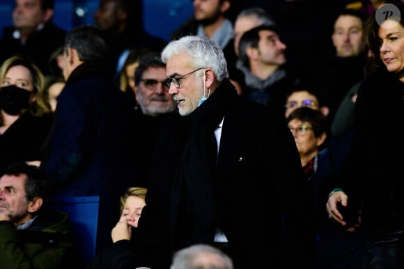 Pascal Praud dans les tribunes lors du match de Ligue 1 Uber Eats "PSG - Nantes(3-1)" au stade du Parc des Princes à Paris, le 20 novembre 2021.  Celebrities in the stands during the Ligue 1 Uber Eats "PSG - Nantes (3-1)" match at the Parc des Princes stadium in Paris, November 20, 2021. 