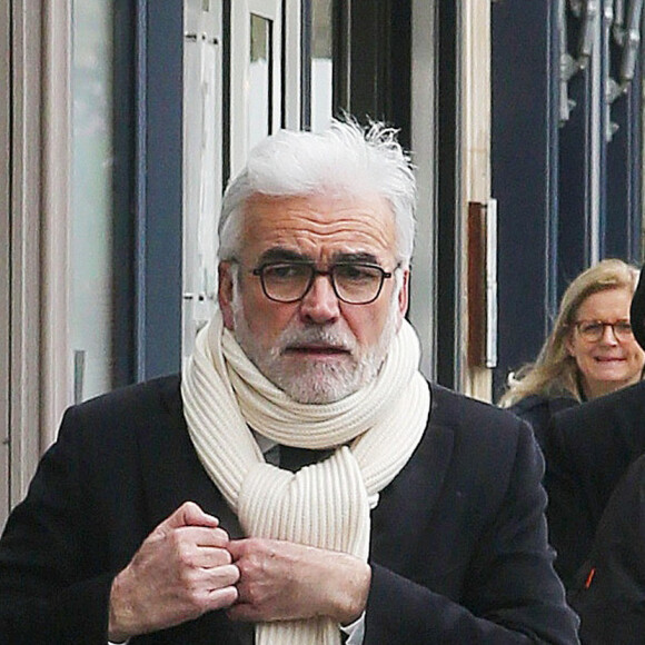 Eh bien, Pascal Praud vit seul au sein du VIIe arrondissement de Paris, ce lieu aristo-chic, qui incarne un certain art de vivre à la française.
Exclusif - Le journaliste Pascal Praud arrive aux studios de la radio RTL à Paris le 12 mars 2020. Le parquet de Paris a ouvert une enquête après la diffusion d'un morceau du rappeur Sneazzy, accusé de menacer le journaliste Pascal Praud. © Panoramic / Bestimage