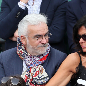 Le soir, il rejoint donc son appartement dans le VIIe arrondissement où il vit seul loin de sa compagne Catherine, qui vit à Nantes.
Pascal Praud et sa femme - People dans les tribunes lors des Internationaux de France de Tennis de Roland-Garros à Paris le 1er juin 2018. © Dominique Jacovides-Cyril Moreau / Bestimage