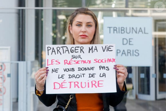 La candidate de l'émission "Familles nombreuses sur TF1, Amandine Pellissard - Pour la sortie officielle du livre "Survivant des réseaux sociaux" Jeremstar organise une action militante non violente et dans le silence, sur le parvis du tribunal judiciaire de Paris, France, le 6 octobre 2022, afin de dénoncer les dysfonctionnements judiciaires liés au harcèlement. © Christophe Clovis/Bestimage