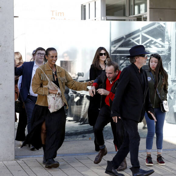 Karine Silla, Monica Bellucci, Vincent Macaigne - Tim Burton lors du tournage du remake du premier film "La sortie des usines Lumière" à l'Institut Lumière à Lyon, à l'occasion de la 14è Edition du "Lumière Film Festival". Le 22 octobre 2022 © Pascal Fayolle / Bestimage 