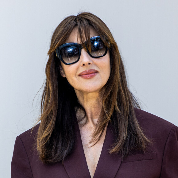 Monica Bellucci vient d'officialiser son couple avec Tim Burton dans les pages d'"ELLE".
Monica Bellucci au photocall du défilé Jacquemus collection "Le chouchou", même si la marque est désormais déconnectée du traditionnel calendrier de la mode et livre des collections qui ne sont plus liées aux saisons, au château de Versailles, France. © Olivier Borde/Bestimage 