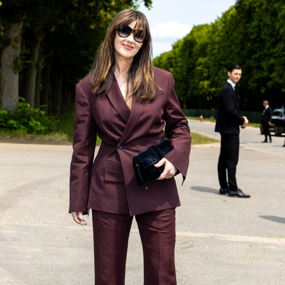 Monica Bellucci - Arrivées au défilé Jacquemus collection "Le chouchou" automne-hiver 2023/2024, même si la marque est désormais déconnectée du traditionnel calendrier de la mode et livre des collections qui ne sont plus liées aux saisons, au château de Versailles, France, le 26 juin 2023. © Olivier Borde/Bestimage 