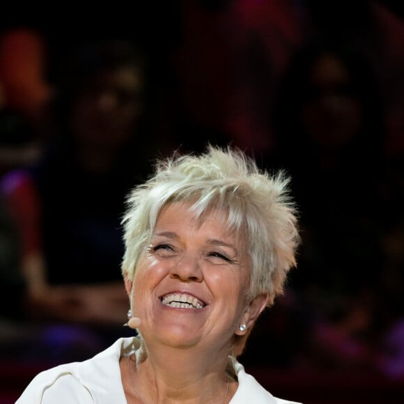 Exclusif - Mimie Mathy - Enregistrement des séquences de l'émission anniversaire "Elie Kakou, ben alors... 20 ans déjà" au Cirque d'hiver le 29 mai 2019. Depuis le Cirque d'Hiver, un lieu qui était fétiche pour lui, de nombreux artistes et personnalités rendront hommage à leur manière à Élie Kakou et nous diront ce que l'homme et l'artiste représentent pour eux. En juin 1999, l'humoriste et comédien Elie Kakou nous quittait, à l'âge de 39 ans. 20 ans après, cette émission, produite par Productions 13.34 et JYL Production, diffusée sur France 3 le vendredi 14 juin à 21 heures, sera l'occasion de revoir ses plus grands sketches devenus cultes "L'attachée de presse", "Madame Sarfati", "Les professeurs"... mais également de découvrir les témoignages de ceux qui l'ont connu, côtoyé et admiré, et de revenir sur les moments forts de sa carrière : Marseille, la ville de ses débuts, ses apparitions télé, l'aventure magique de La vérité si je mens !, les lettres de noblesse qu'il a donné à l'humour pied noir, l'inspiration qu'il a représenté pour certains, son amour de la danse, mais aussi de la mode... Happenings spécialement préparés pour cette émission, témoignages, chansons, reprises de sketches, documents rares... l'univers d'Élie Kakou sera mis à l'honneur ! © Romuald Meigneux / Bestimage