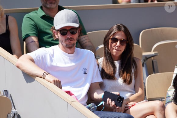 Plusieurs hommes se sont introduits à son domicile pour le cambrioler, attaquant au passage son épouse, leur fils Côme et la nounou également présente.
Guillaume Pley et sa femme Agathe en tribunes lors des Internationaux de France de tennis de Roland Garros 2023, à Paris, France, le 8 juin 2023. © Jacovides-Moreau/Bestimage