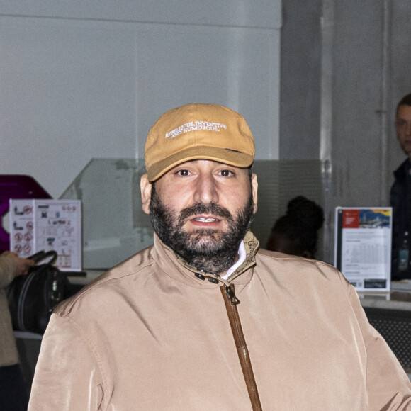 Mouloud Achour arrive à l'aéroport Nice Côte d'Azur pour le 76ème Festival International du Film de Cannes, à Nice, France, le 19 mai 2023. © Perusseau-Da Silva/Bestimage 