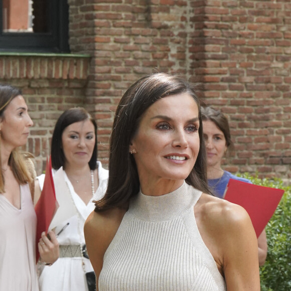 Elle a ensuite rencontré l'équipe d'Espagne de football.
La reine Letizia d'Espagne à son arrivée à la réunion du Conseil d'administration de la Residencia de Estudiantes. Le 27 juin 2023 à Madrid (Espagne).